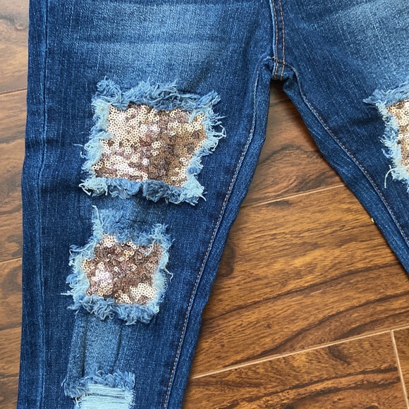 🆕 Girls size 12 dark blue denim skinny jeans with sequin patches on the thighs - Picture 2 of 6